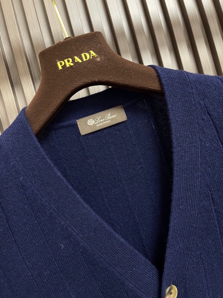 Loro Piana 诺悠翩雅lP🆕 SS秋冬新款针织V领开衫毛衣 经典设计感与颜值爆棚，品质更是无法挑