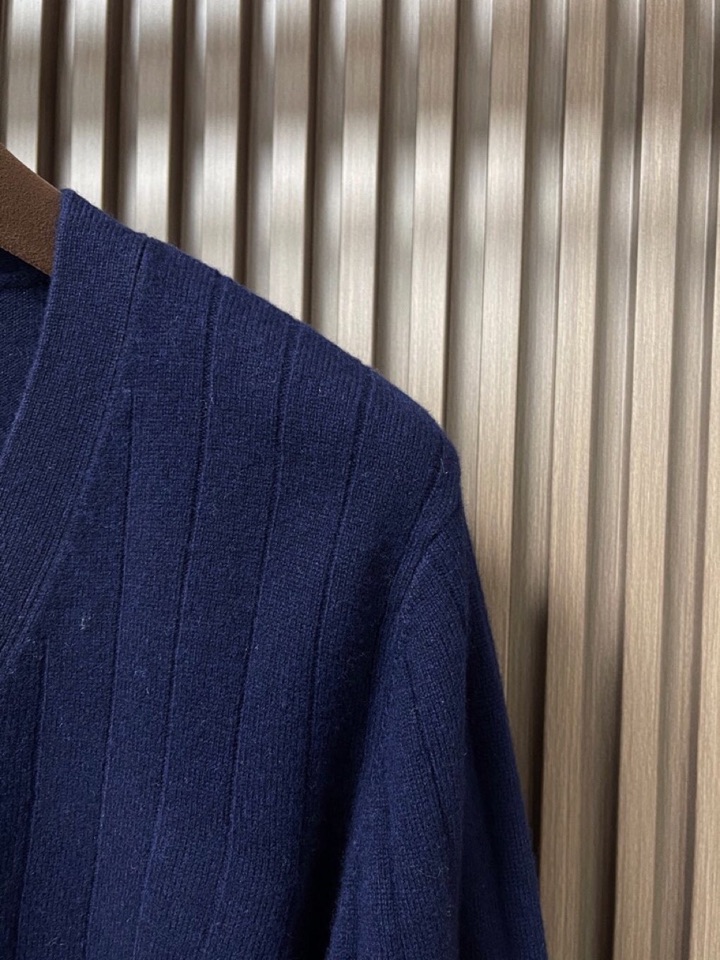 Loro Piana 诺悠翩雅lP🆕 SS秋冬新款针织V领开衫毛衣 经典设计感与颜值爆棚，品质更是无法挑