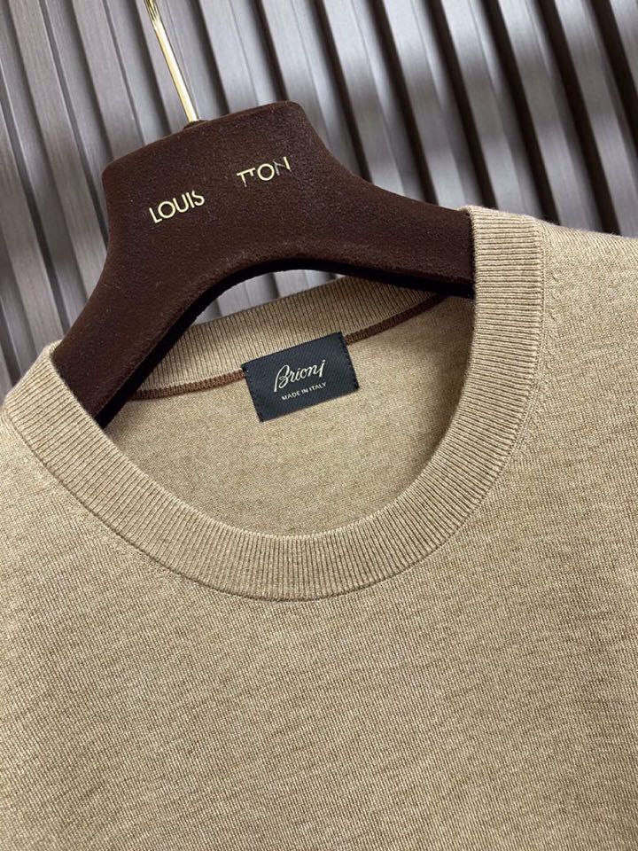 Brioni 2025SS圆领针织长袖圆领毛衣，高端奢华且白金级的一款经典基础款针织。通体的设计完美融合