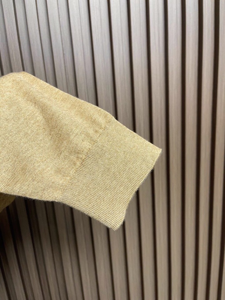 Brioni 2025SS圆领针织长袖圆领毛衣，高端奢华且白金级的一款经典基础款针织。通体的设计完美融合