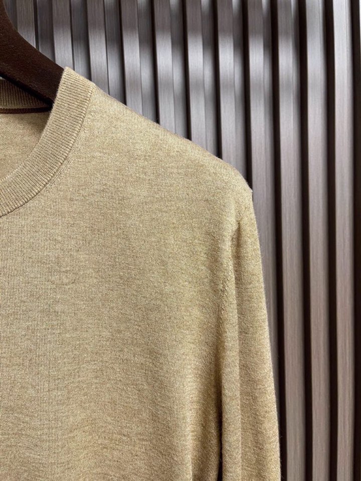 Brioni 2025SS圆领针织长袖圆领毛衣，高端奢华且白金级的一款经典基础款针织。通体的设计完美融合