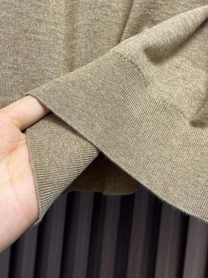 Brioni 2025SS圆领针织长袖圆领毛衣，高端奢华且白金级的一款经典基础款针织。通体的设计完美融合