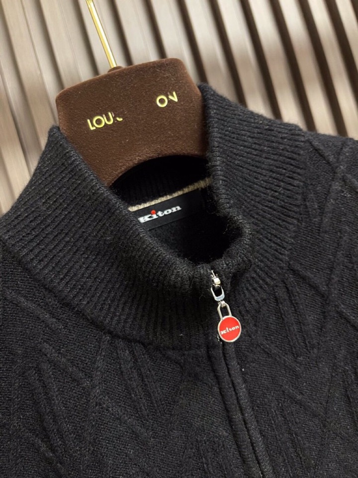 kiton 奇顿半拉链小高领针织毛衣，精选优质美利奴羊毛，轻盈蓬松却比普通羊毛更保暖，室内外自由切换，告