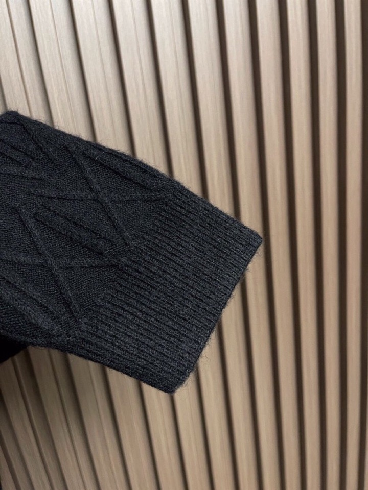 kiton 奇顿半拉链小高领针织毛衣，精选优质美利奴羊毛，轻盈蓬松却比普通羊毛更保暖，室内外自由切换，告