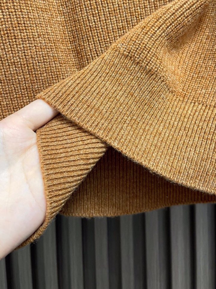 Loro Piana 诺悠翩雅lP🆕 亨利领纽扣长袖针织毛衣，选用100％优质长绒棉精制而成，采用德国进