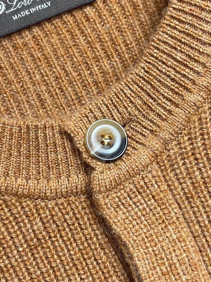 Loro Piana 诺悠翩雅lP🆕 亨利领纽扣长袖针织毛衣，选用100％优质长绒棉精制而成，采用德国进