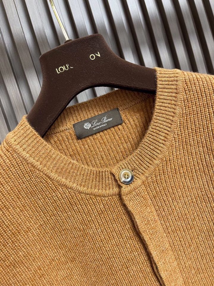 Loro Piana 诺悠翩雅lP🆕 亨利领纽扣长袖针织毛衣，选用100％优质长绒棉精制而成，采用德国进