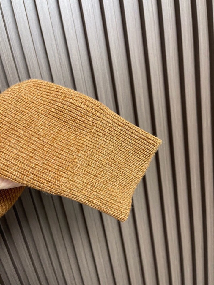 Loro Piana 诺悠翩雅lP🆕 亨利领纽扣长袖针织毛衣，选用100％优质长绒棉精制而成，采用德国进