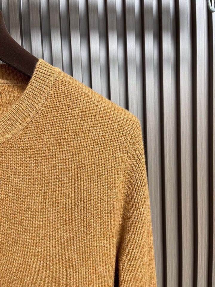 Loro Piana 诺悠翩雅lP🆕 亨利领纽扣长袖针织毛衣，选用100％优质长绒棉精制而成，采用德国进