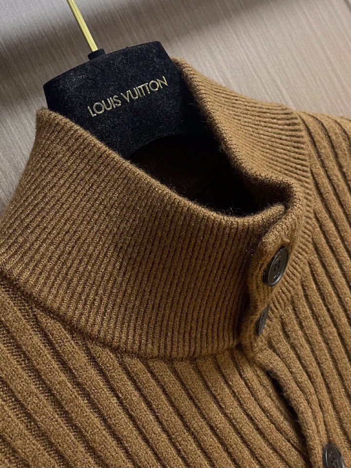 Brioni 2025SS翻领针织长袖开衫毛衣，高端奢华且白金级的一款经典基础款针织。通体的设计完美融合