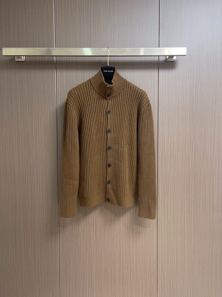 Brioni 2025SS翻领针织长袖开衫毛衣，高端奢华且白金级的一款经典基础款针织。通体的设计完美融合