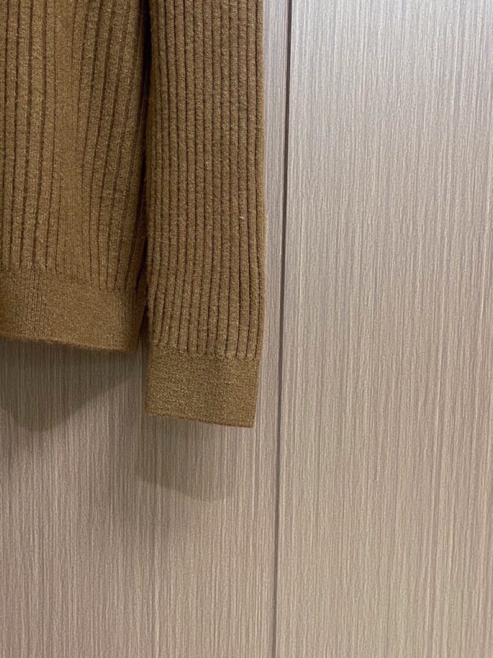 Brioni 2025SS翻领针织长袖开衫毛衣，高端奢华且白金级的一款经典基础款针织。通体的设计完美融合