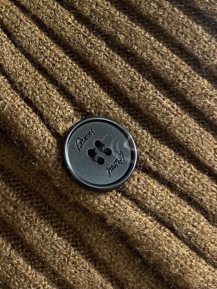 Brioni 2025SS翻领针织长袖开衫毛衣，高端奢华且白金级的一款经典基础款针织。通体的设计完美融合