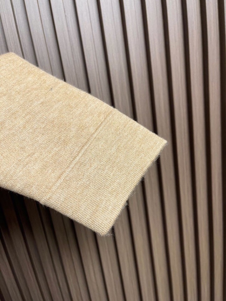 kiton 奇顿2025SS秋冬新款毛呢翻领开衫夹克外套，面料与辅料皆为客供，定织定染而成，触感极为柔软