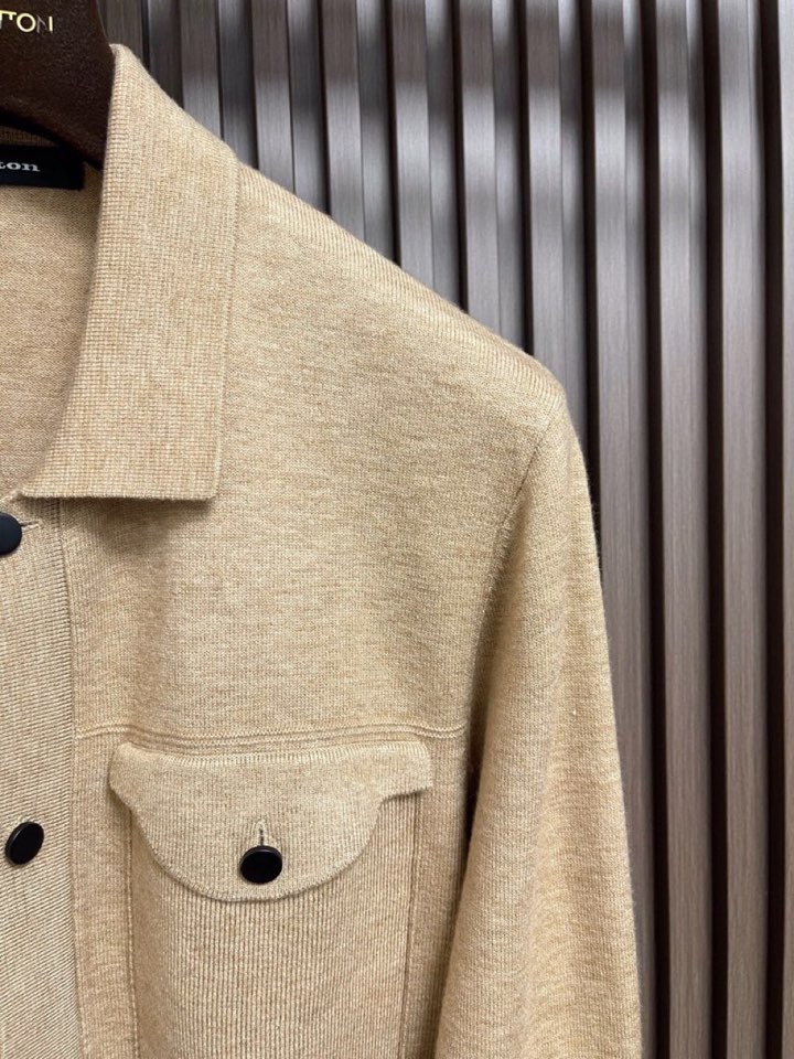 kiton 奇顿2025SS秋冬新款毛呢翻领开衫夹克外套，面料与辅料皆为客供，定织定染而成，触感极为柔软