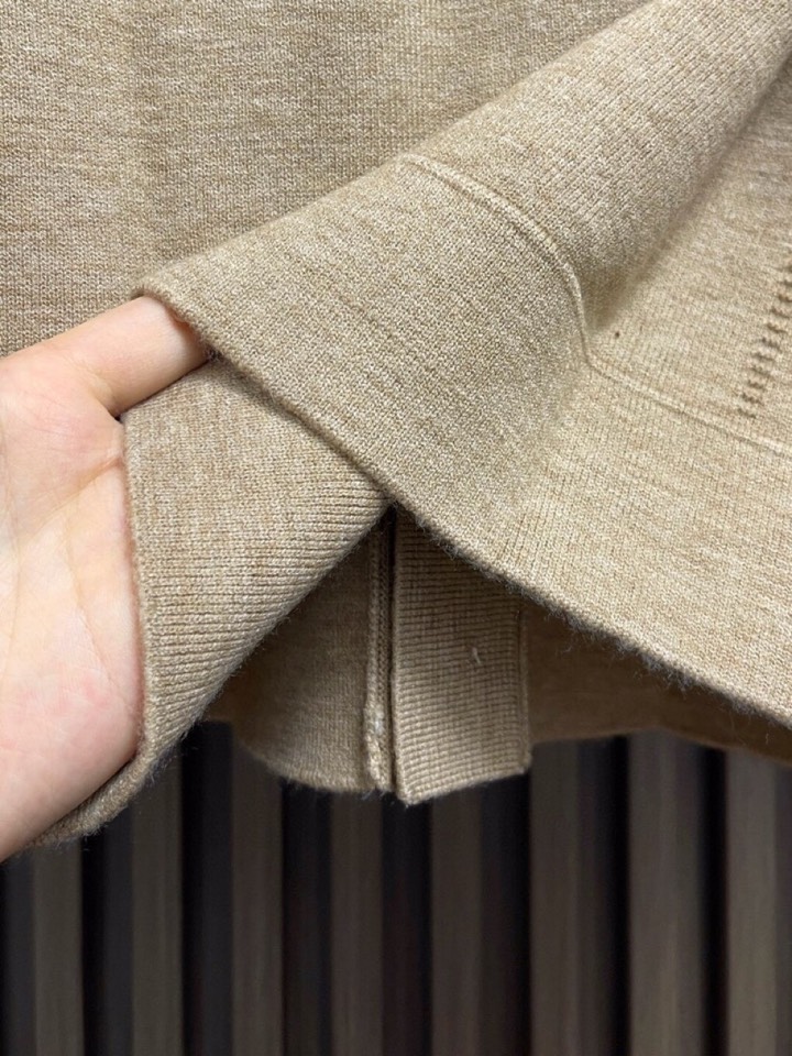 kiton 奇顿2025SS秋冬新款毛呢翻领开衫夹克外套，面料与辅料皆为客供，定织定染而成，触感极为柔软