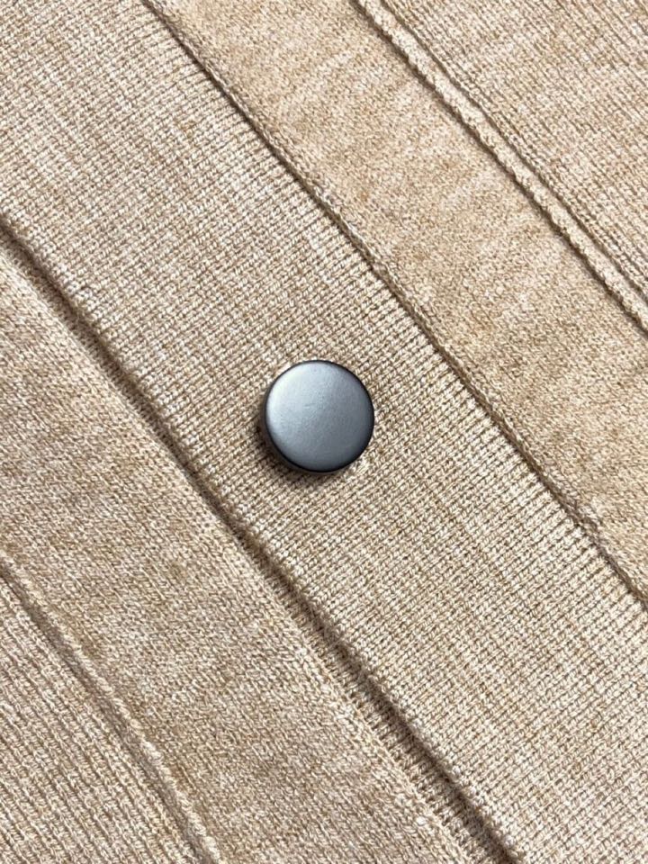 kiton 奇顿2025SS秋冬新款毛呢翻领开衫夹克外套，面料与辅料皆为客供，定织定染而成，触感极为柔软