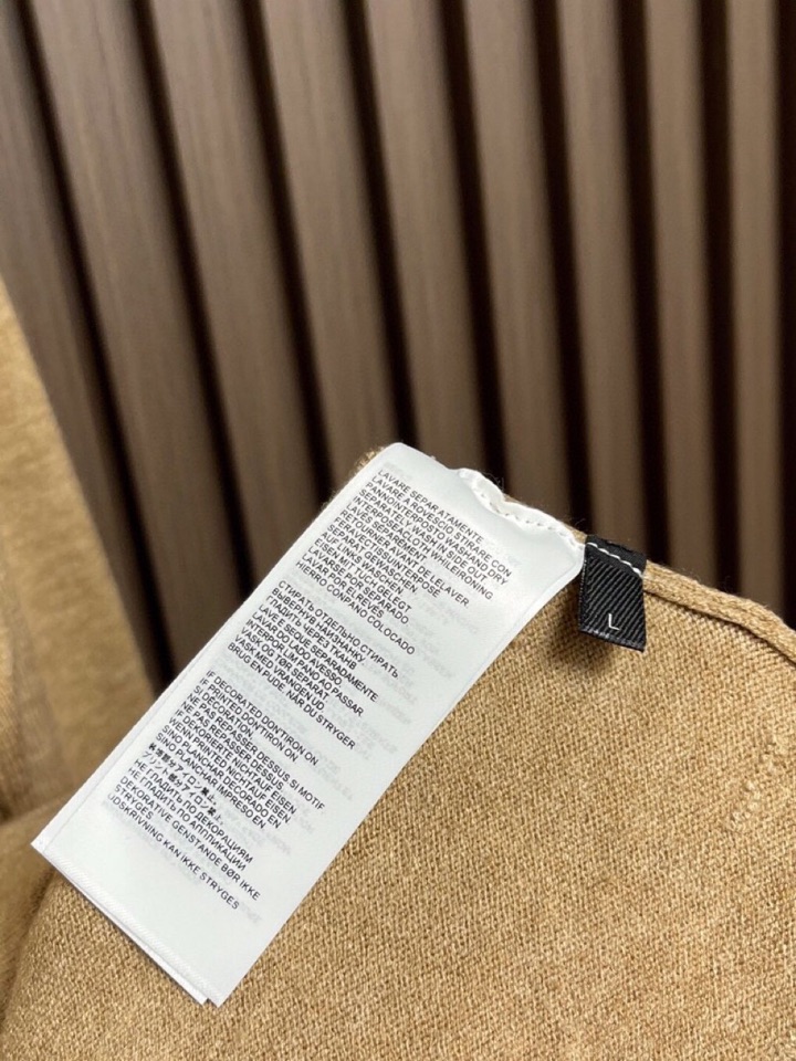 kiton 奇顿2025SS秋冬新款毛呢翻领开衫夹克外套，面料与辅料皆为客供，定织定染而成，触感极为柔软