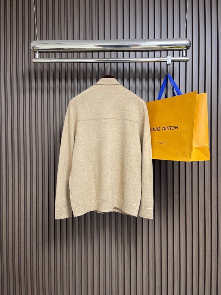 kiton 奇顿2025SS秋冬新款毛呢翻领开衫夹克外套，面料与辅料皆为客供，定织定染而成，触感极为柔软