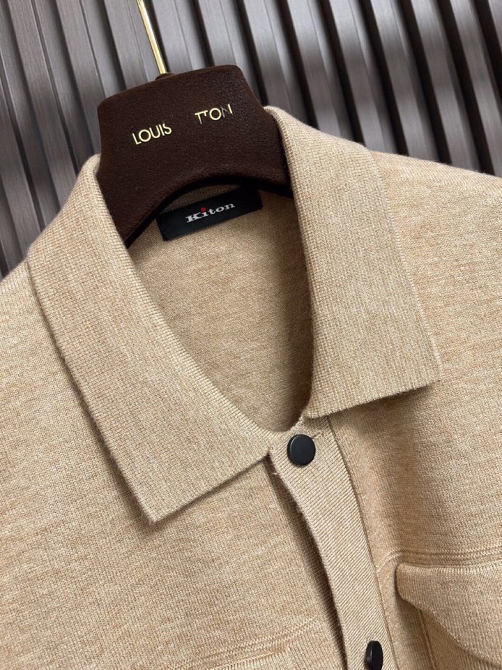 kiton 奇顿2025SS秋冬新款毛呢翻领开衫夹克外套，面料与辅料皆为客供，定织定染而成，触感极为柔软