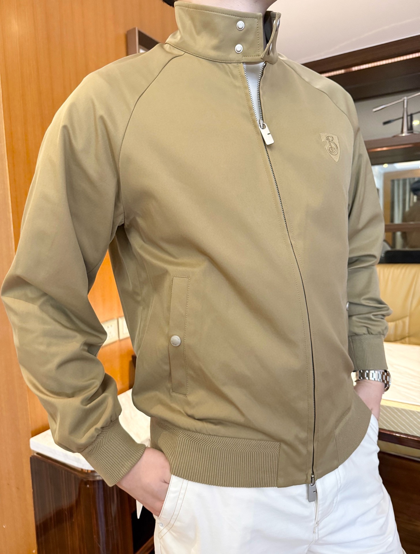 NO:731749,Burberry - 2025 new autumn jacket, using customized fabrics, stand-up collar design, iconic brand logo embroidery embellishment, three-dimensional tailoring, crisp and capable, and extremely attractive!  The details show ingenuity, exquisite workmanship and taste!  Size 48-56 (model 180/140 wears 50, with Hong Kong Lane Crawford gift box packaging),, burberry, jackets & coats, jackets & coats,19860909巴宝莉-2025秋季新款夹克外套,采用客供定制面料,立领设计,标志性品牌标志刺绣点缀,立体剪裁挺括干练极具超前魅力！细节之处尽显匠心工艺,做工考究,彰显品味！码数48-56(模特180/140穿50,配香港连卡佛礼盒包装),,burberry,jackets & coats,jackets & coats,,Men's clothing