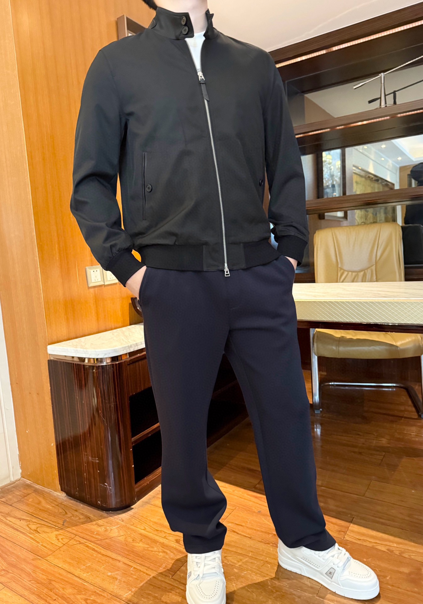 NO:728676,TF-2025 new jacket is shipped!  Made of high-density windproof and anti-wrinkle fabric, it feels crisp and smooth, has excellent windproofness and easy care. It is not easy to wrinkle and deform when worn daily, and can maintain a neat silhouette for a long time, adapting to the needs of various scenes. The stand-up collar design with a double-button collar not only improves the warmth of the neck, but also adds a smart aura; metal double zippers (main zipper +  The combination of decorative details) and button pockets injects a sense of sophistication into simplicity; the ribbed cuffs and hem fit the body shape while locking in temperature, the overall tailoring is slim and not tight, and modifies the proportion of the shoulder, neck and waistline. Size 48-56 (model 180/140 wears 50, comes with Hong Kong Lane Crawford gift box packaging),,tom  ford,jackets & coats,19860909TF-2025新款夹克出货！采用高密防风抗皱面料,触感挺括顺滑,兼具优异的防风性与易打理属性,日常穿着不易褶皱变形,能长久保持利落版型,适配多场景穿搭需求.立领设计搭配双扣领口,既提升颈部保暖性,又增添干练气场；金属双拉链（主拉链+装饰细节）与纽扣口袋的组合,在简约中注入精致感；罗纹收边的袖口与下摆,贴合身形的同时锁住温度,整体剪裁修身不紧绷,修饰肩颈与腰线比例.码数48-56（模特180/140穿50,配香港连卡佛礼盒包装）,,tom ford,jackets & coats,,Men's clothing