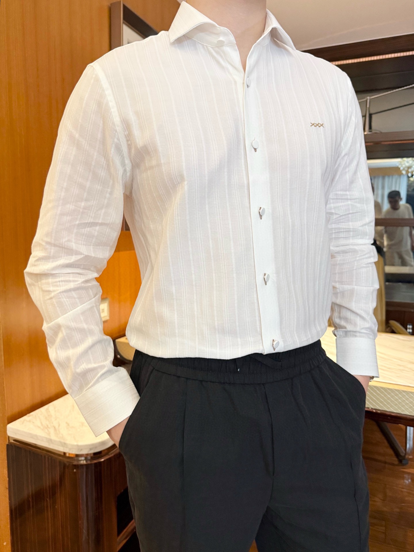 NO:703948,Ermenegildo Zegna-2025 The latest popular shirts are shipped from the counter. The best-selling items at the Milan counter!  Selected fine cotton fabrics imported from Italy are paired with a simple and elegant design. The fine-grained design is quite elegant and is suitable for business and leisure. Size 48-56 (model 180/140 wears 50, with Hong Kong Lane Crawford gift box packaging),,zegna,19860909杰尼亚-2025专柜最新爆款衬衣出货 米兰专柜热销单品！精选意大利进口精棉面料搭配简约大方的设计,细纹设计相当彰显雅致 商务休闲都相当不错.码数48-56（模特180/140穿50,配香港连卡佛礼盒包装）,,zegna,,Men's clothing