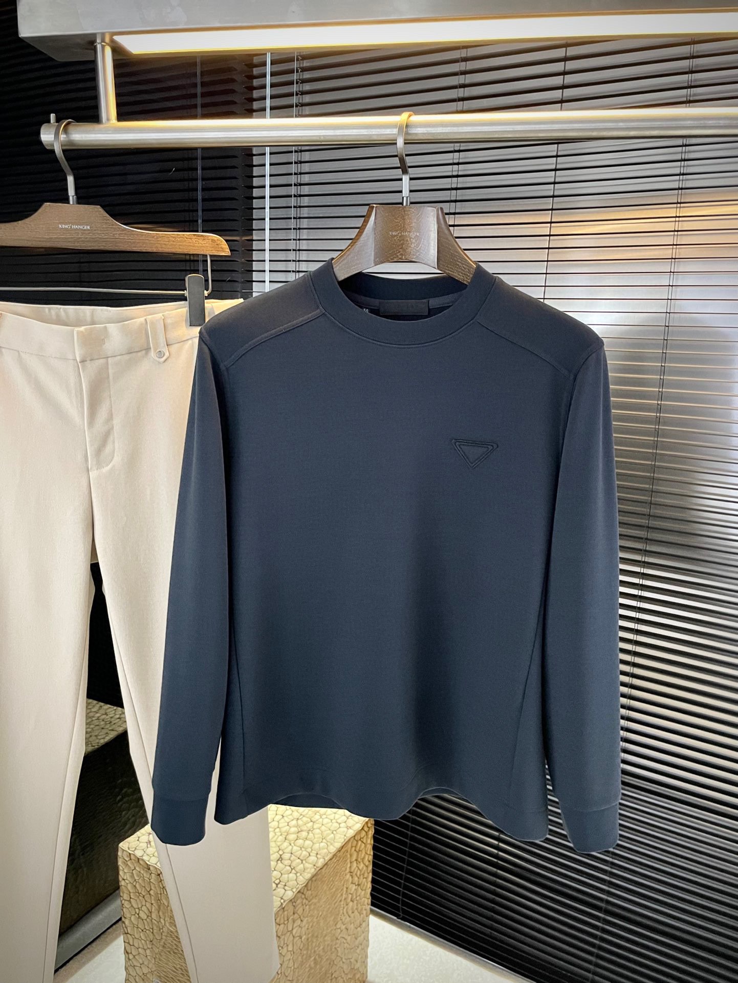 NO:682753,P PRAD (Pula) 2025 autumn and winter new styles, the latest sweatshirts at the counter. The original version is casual and versatile on the upper body, casual and lazy style, customized original wool viscose fabric, extremely comfortable. High-end atmosphere, does it have the taste of autumn, the first choice. Size 48-58 purchasing agent level...,, prada, prada, hoodie, sweatshirts,19860909P  PRAD（普拉）2025秋冬新款,专柜最新卫衣 原版版型上身休闲百搭、随性慵懒范,定制原版羊毛粘纤面料,舒适感爆棚.高端大气,秋天的味道有没有,首选 .码数 48-58 代购级别……,,prada,prada,hoodie,sweatshirts,,Men's clothing