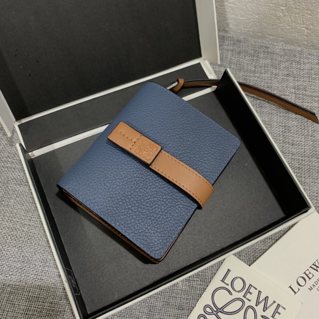 NO:714077,comact zi wallet short clip is made of wear-resistant piqué calfskin, with a two-color combination. It has card slots and a coin pocket inside, which is exquisite and practical. Style number 3711, size 10.5*9*3, Loewe wallet, loewe, wallets, cowhide19860909comact zi wallet短夹 选用耐磨的珠地小牛皮,采用双色组合搭配,内有卡位及零钱袋,精致、实用.款号3711,尺寸10.5*9*3,罗意威钱包,loewe,wallets,cowhide,欧美剧