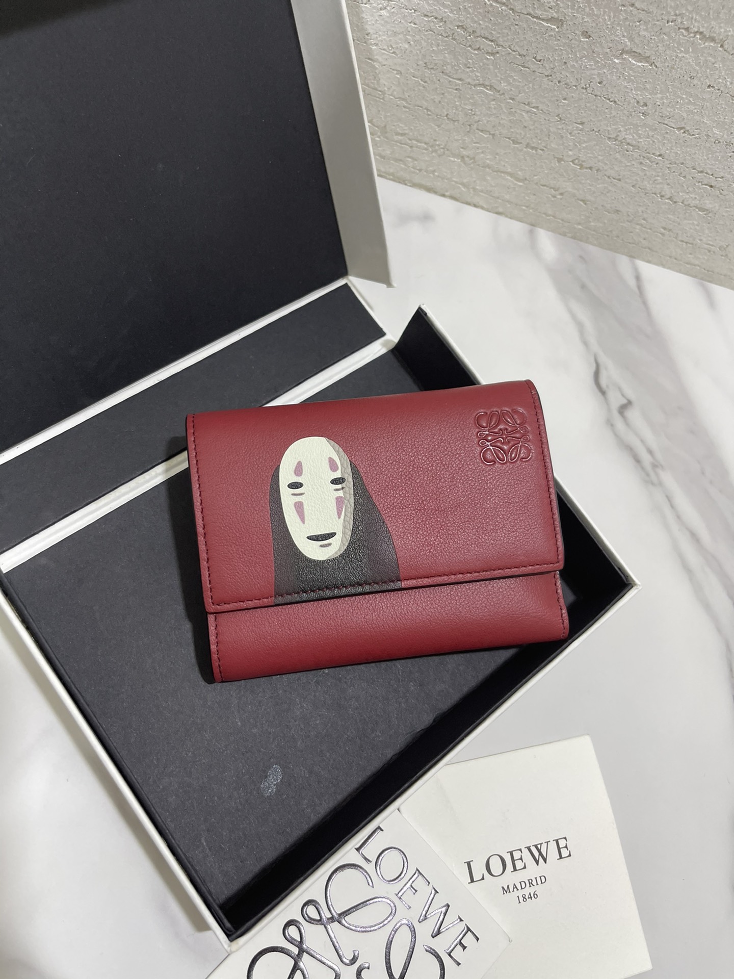 NO:714051,The limited edition 'faceless man' Kaonashi series short wallet in cooperation with Spirited Away is made of classic calfskin, using precise cutting technology and inlay technology. Its smart and exquisite design is dazzling. Model No. 3782, size 12*8 (note that the pattern is stitched and inlaid, and gaps and skin flakes are normal), Loewe wallet, loewe, wallets, cowhide19860909千与千寻合作限量款“无脸男”kaonashi系列短款钱包 选用经典小牛皮,采用精确的切割技术,以镶嵌工艺制成,其灵动、精致的设计,光彩夺目. 款号3782尺寸12*8（注意 图案是拼接镶嵌的, 有缝隙、 皮屑属于正常现象）,罗意威钱包,loewe,wallets,cowhide,欧美剧
