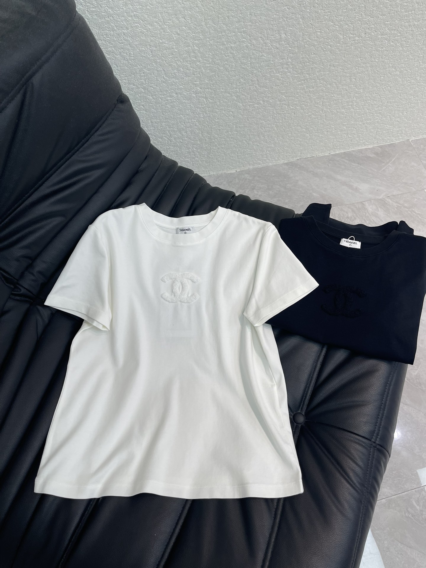 NO:686690,Chane*26 new spring and summer round neck plush logo short-sleeved T-shirt. Customized YB mercerized cotton material, breathable and comfortable, full of texture, right shoulder round neck short-sleeved T-shirt cut, three-dimensional plush double C hidden in the texture of the pure white T-shirt.  The simple version is infused with the sophistication of French luxury brands. The basic style can also be worn with a high-end accent. It is a versatile trump card that will never go out of style in the wardrobe. It can unlock different elegant atmospheres when worn alone and layered. It can be stylish when worn alone. SML  AA,,chanel,T-shirt,tees,t-shirt,19860909Chane*26春夏新款圆领毛绒徽标短袖T恤.定制YB丝光全棉材质,透气舒适,质感十足,正肩圆领短袖T恤裁剪,立体毛绒双C藏在纯白T恤的肌理里,简约的版型揉进了法式奢牌的精致感,基础款也能穿出高级腔调,是衣柜里永不过时的百搭王牌,单穿叠穿都能解锁不同的优雅氛围感,单穿内搭都出彩时髦.SML AA,,chanel,T-shirt,tees，t-shirt,,Women's clothing