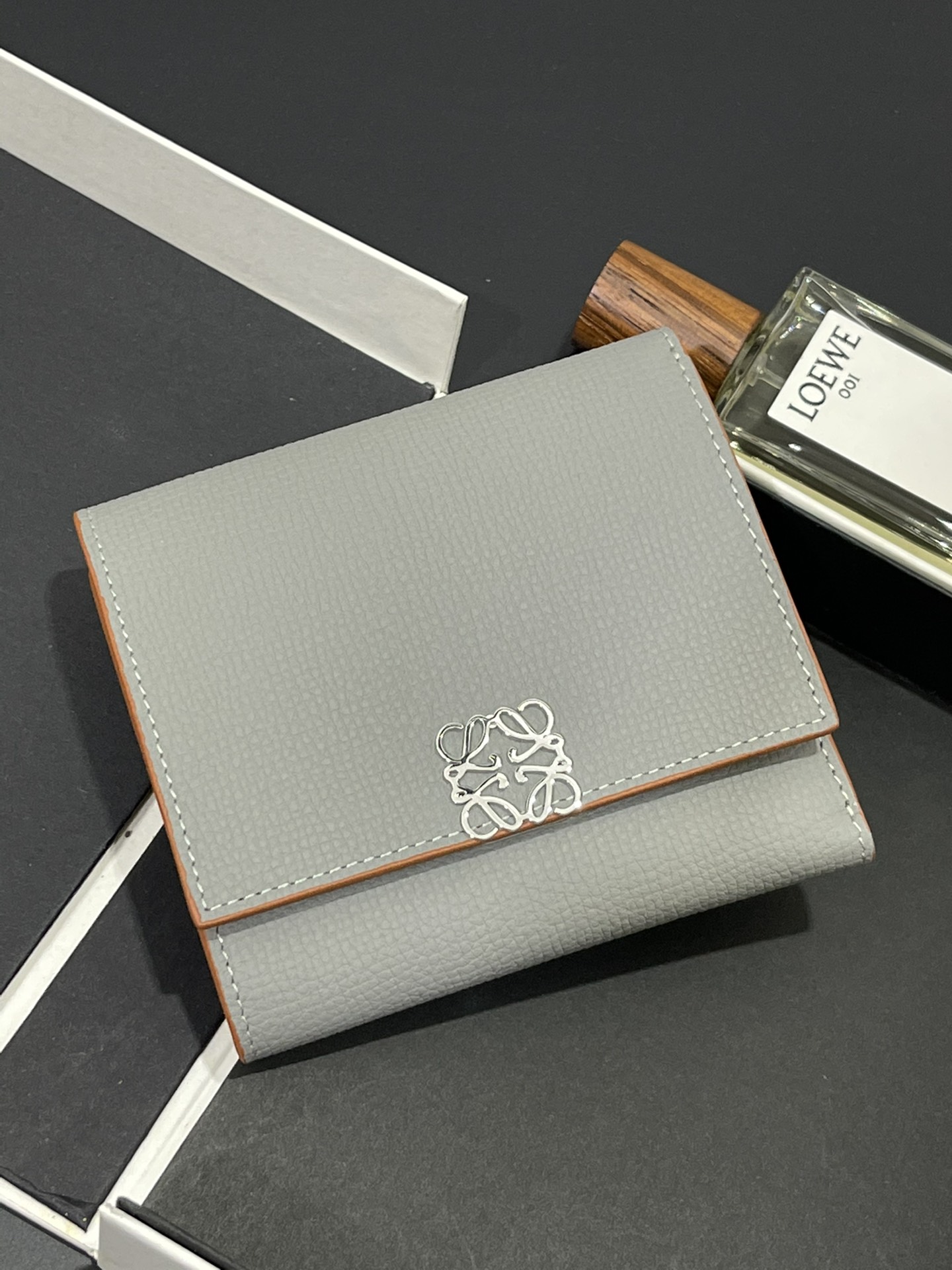 NO:714054,Half-fold short wallet made of pebbled cowhide, calfskin lining, card slots, zipper pocket, can enlarge banknotes. Style number 3729, size 10*11, Loewe wallet, loewe, wallets, cowhide19860909对折短款钱包 采用鹅卵石头纹牛皮、 内里小牛皮,卡位,拉链口袋, 可放大钞.款号3729,尺寸10*11,罗意威钱包,loewe,wallets,cowhide,欧美剧