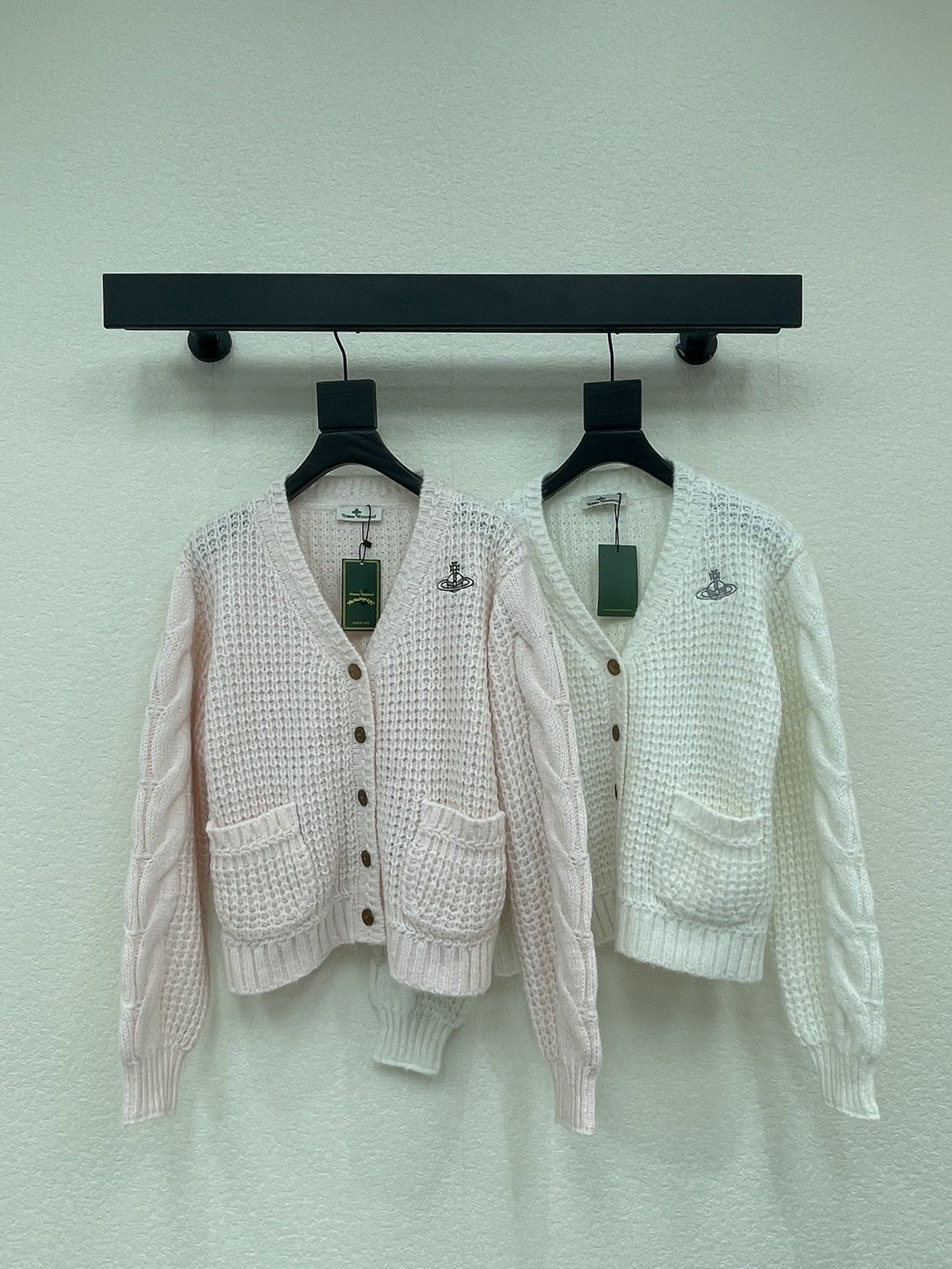 NO:687053,VivieneWestwoo*Western Queen Mother 26 new early autumn Saturn pattern embroidered knitted cardigan sweater. The atmosphere of breast fufu. Falling in love in one second. A whole age-reducing effect. Feel. White breast fufu. Pink is full of girliness. Three-dimensional lantern sleeve design. V-neck cardigan design. It is OK to be worn as a coat or layered under a coat. Wool yarn SML,,jackets & coats,sweaters,19860909VivieneWestwoo*西太后26早秋新款土星图案刺绣针织开衫毛衣 奶fufu的氛围感 一秒爱上 一整个减龄效果Feel 白色奶fufu的 粉色充满少女感 立体灯笼袖设计 V领开衫设计 当外套穿或者内搭叠穿外套都OK 羊毛纱线 SML,,jackets & coats,sweaters,,Women's clothing