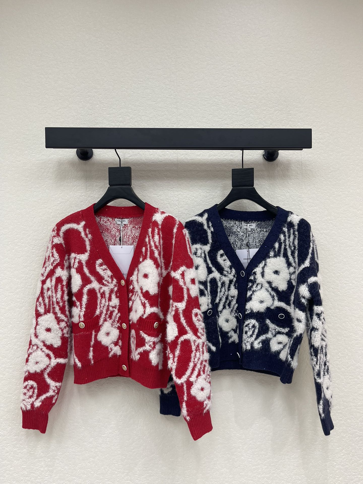 NO:687057,Chane*26 new early spring camellia knitted cardigan, made of wool, soft and warm, V-neck + metal button design, full of details, the camellia pattern has a Chinese atmosphere, easy to wear during festivals or daily life. The loose fit is perfect for wearing with jeans or skirts, it is slim and gentle~ The red tone is perfect for New Year, Spring Festival and other festive occasions!  SML A,,chanel,skirts,jeans,19860909Chane*26早春新款山茶花针织开衫,采用羊毛材质,柔软又保暖,V领+金属纽扣设计,细节满分,山茶花图案超有中式氛围感,节日或日常都能轻松驾驭.版型宽松,搭牛仔裤,半裙都很出彩,显瘦又温柔~红色调超适合新年,春节等喜庆场合！SML A,,chanel,skirts,jeans,,Women's clothing