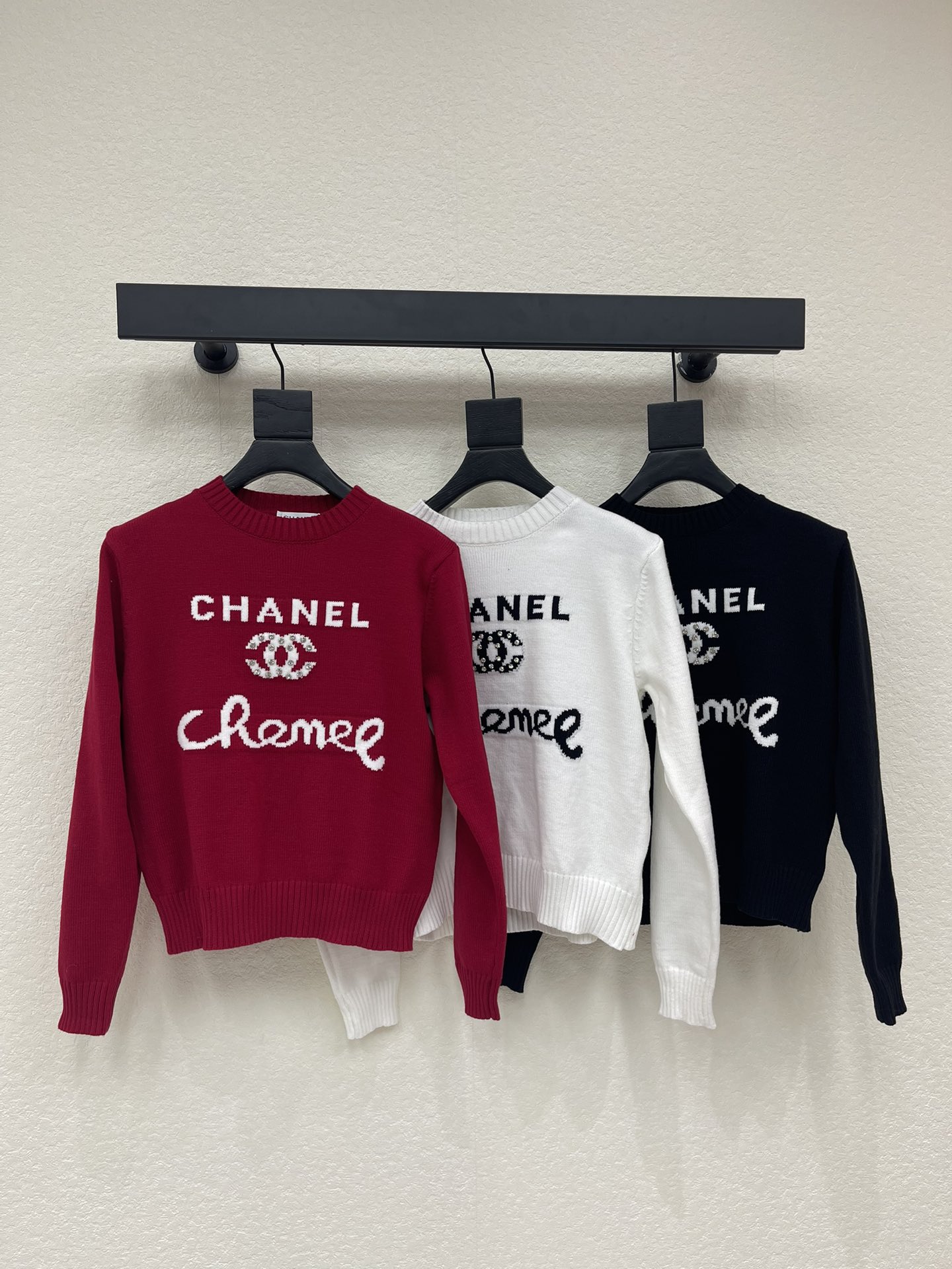 NO:686703,CHANE*26 early spring new letter jacquard pullover knitted long-sleeved sweater!  Customized wool yarn weaving, high-end texture, soft and comfortable, round neck long-sleeved sweater cut, dense knitting to keep out the cold and wind, wide threaded edges on the collar and cuffs echoing the hem, branded double C diamond jacquard micro-label pattern design on the chest, showing a forward-thinking and playful sense of fashion, regular shoulder style!  SML AA,,chanel,sweaters,19860909CHANE*26早春新款字母提花套头针织长袖毛衣！定制羊毛纱线织造 质感高级 柔软舒适 圆领长袖毛衣剪裁 密实针织御寒防风 领口袖口宽螺纹包边与衣摆相呼应 胸前品牌双C镶钻提花微标图案设计 呈现出超前又俏皮的时尚感 正肩款常规版型！SML AA,,chanel,sweaters,,Women's clothing