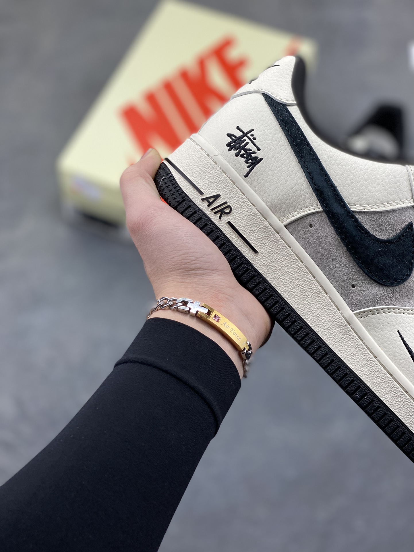 图片[6]-高端定制Nike Air Force 1 ‘07 Low “斯图西联名——白灰黑” 高端定制 低帮休闲板鞋 定制鞋盒 大厂纯原品质出货 超高清洁度 皮料切割干净无任何毛边 细节完美 货号：XD9314-617 尺码：36 36.5 37.5 38 38.5 39 40 40.5 41 42 42.5 43 44 44.5 45-选品中心