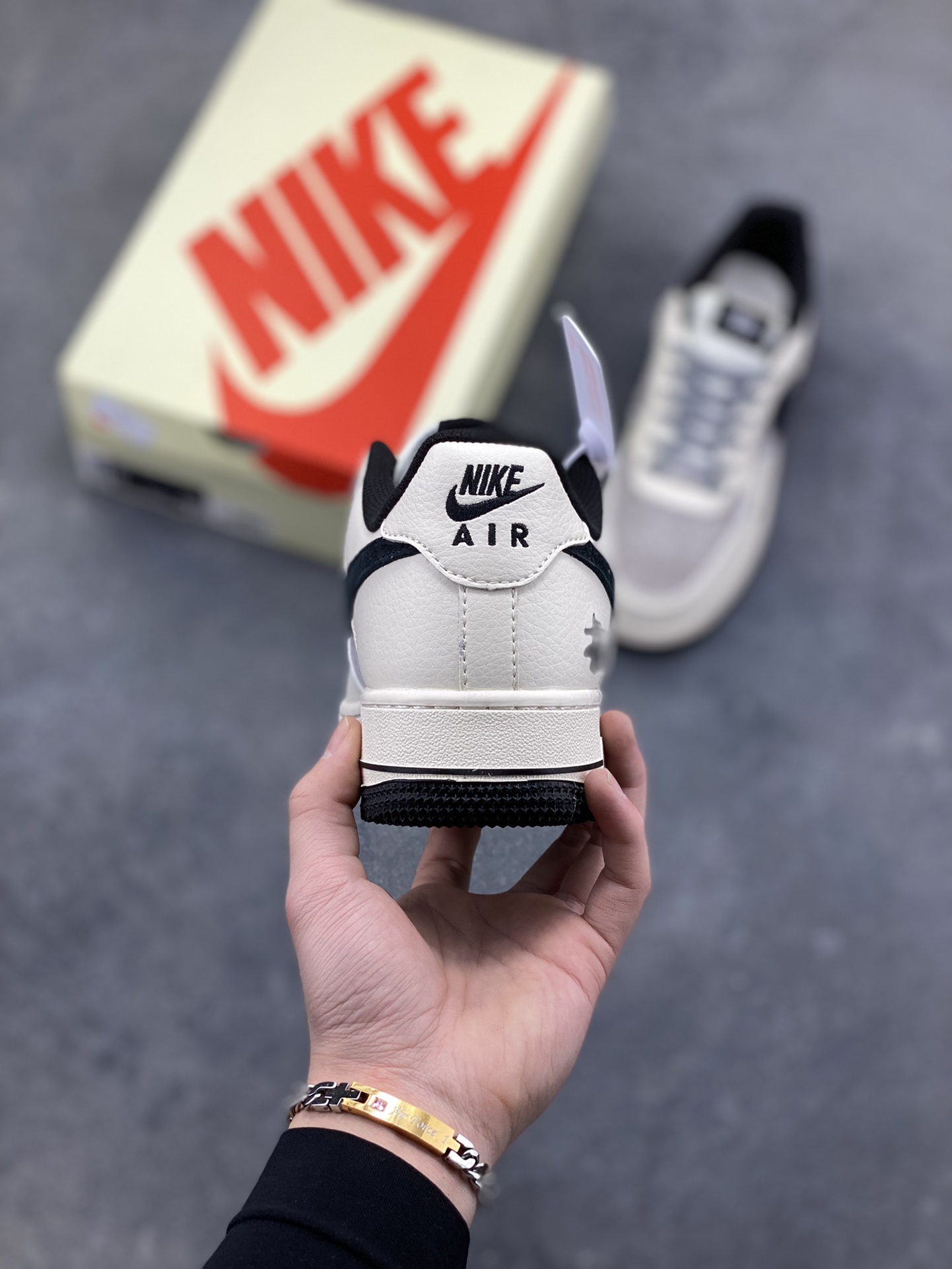 图片[4]-高端定制Nike Air Force 1 ‘07 Low “斯图西联名——白灰黑” 高端定制 低帮休闲板鞋 定制鞋盒 大厂纯原品质出货 超高清洁度 皮料切割干净无任何毛边 细节完美 货号：XD9314-617 尺码：36 36.5 37.5 38 38.5 39 40 40.5 41 42 42.5 43 44 44.5 45-选品中心
