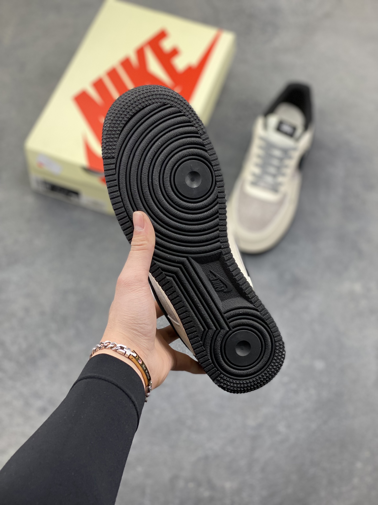 图片[5]-高端定制Nike Air Force 1 ‘07 Low “斯图西联名——白灰黑” 高端定制 低帮休闲板鞋 定制鞋盒 大厂纯原品质出货 超高清洁度 皮料切割干净无任何毛边 细节完美 货号：XD9314-617 尺码：36 36.5 37.5 38 38.5 39 40 40.5 41 42 42.5 43 44 44.5 45-选品中心