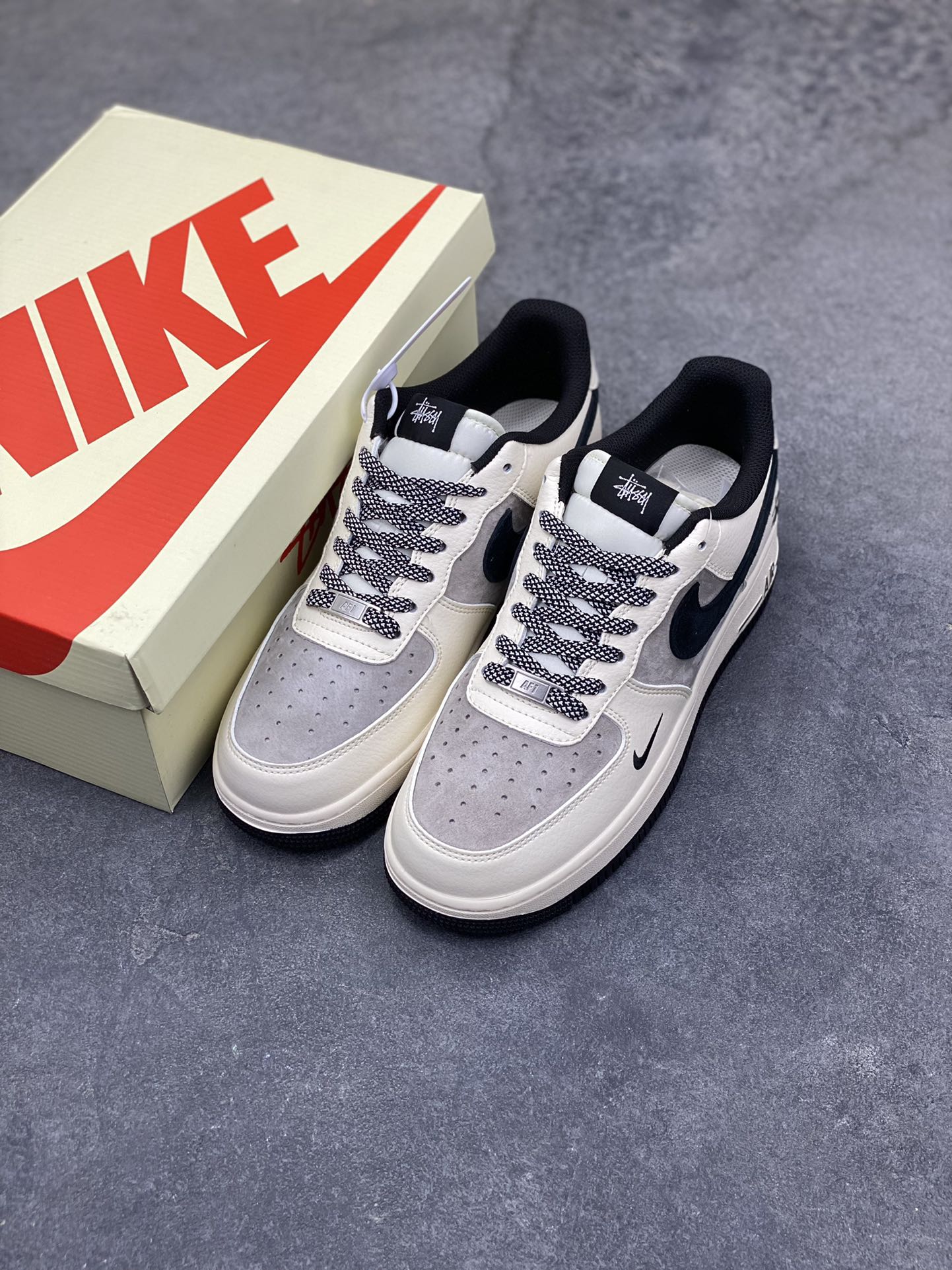 图片[8]-高端定制Nike Air Force 1 ‘07 Low “斯图西联名——白灰黑” 高端定制 低帮休闲板鞋 定制鞋盒 大厂纯原品质出货 超高清洁度 皮料切割干净无任何毛边 细节完美 货号：XD9314-617 尺码：36 36.5 37.5 38 38.5 39 40 40.5 41 42 42.5 43 44 44.5 45-选品中心