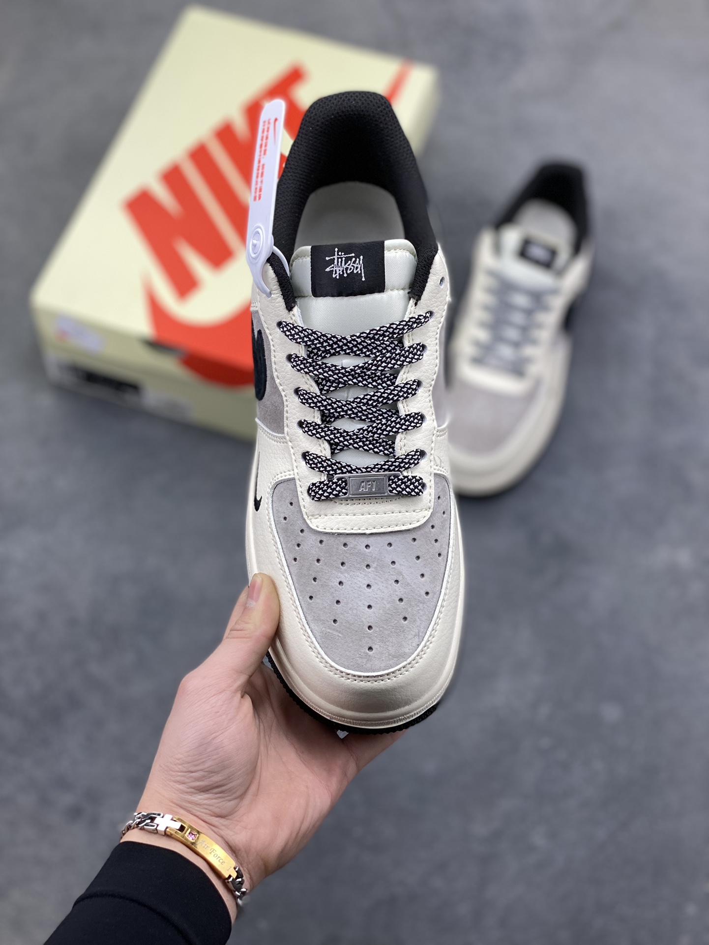 图片[2]-高端定制Nike Air Force 1 ‘07 Low “斯图西联名——白灰黑” 高端定制 低帮休闲板鞋 定制鞋盒 大厂纯原品质出货 超高清洁度 皮料切割干净无任何毛边 细节完美 货号：XD9314-617 尺码：36 36.5 37.5 38 38.5 39 40 40.5 41 42 42.5 43 44 44.5 45-选品中心