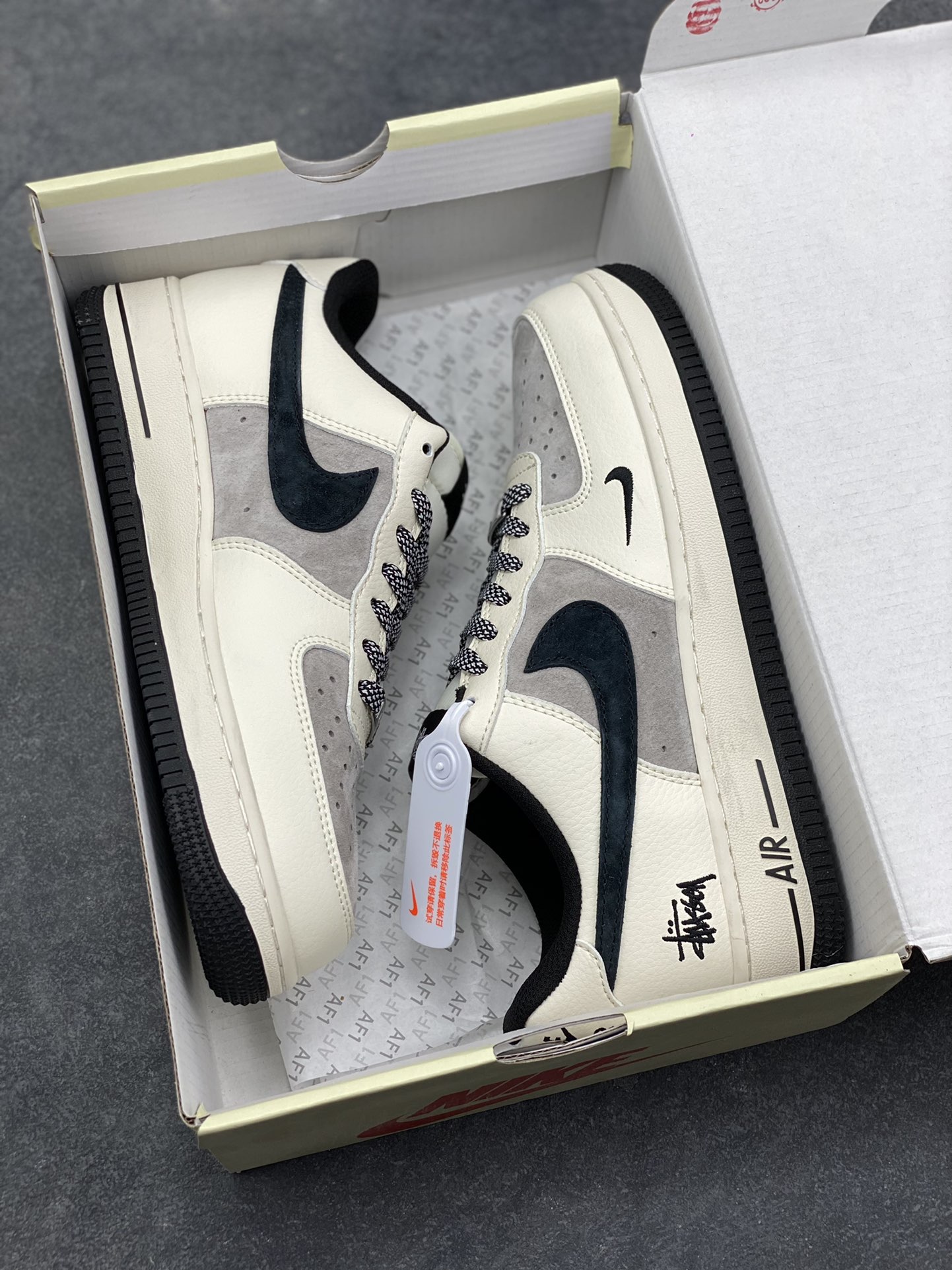 图片[9]-高端定制Nike Air Force 1 ‘07 Low “斯图西联名——白灰黑” 高端定制 低帮休闲板鞋 定制鞋盒 大厂纯原品质出货 超高清洁度 皮料切割干净无任何毛边 细节完美 货号：XD9314-617 尺码：36 36.5 37.5 38 38.5 39 40 40.5 41 42 42.5 43 44 44.5 45-选品中心