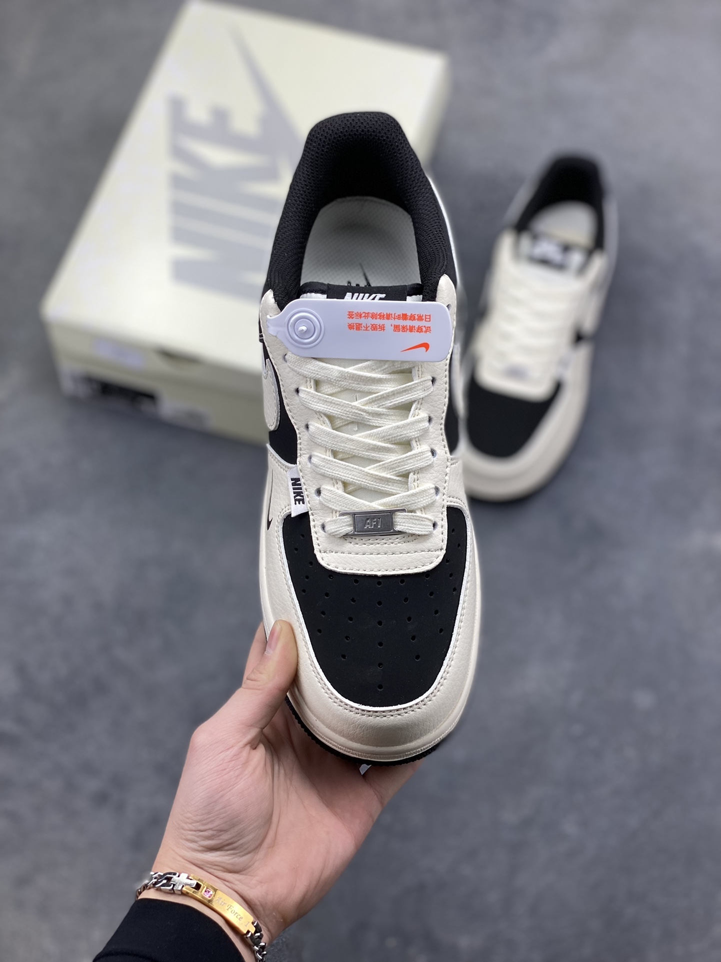 图片[2]-高端定制Nike Air Force 1 ‘07 Low “Nike联名—— 白黑涂鸦” 高端定制 低帮休闲板鞋 定制鞋盒 大厂纯原品质出货 超高清洁度 皮料切割干净无任何毛边 细节完美 货号：XD9314-613 尺码：36 36.5 37.5 38 38.5 39 40 40.5 41 42 42.5 43 44 44.5 45-选品中心