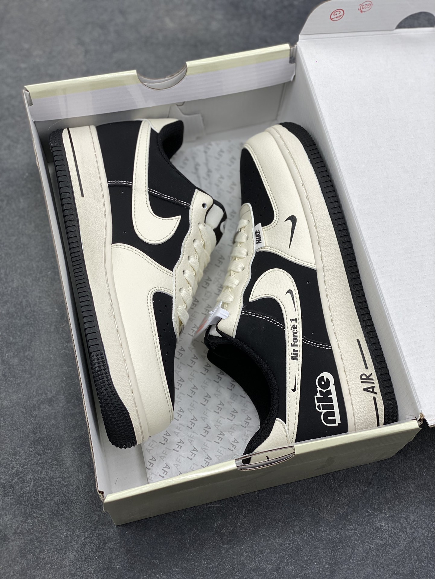图片[9]-高端定制Nike Air Force 1 ‘07 Low “Nike联名—— 白黑涂鸦” 高端定制 低帮休闲板鞋 定制鞋盒 大厂纯原品质出货 超高清洁度 皮料切割干净无任何毛边 细节完美 货号：XD9314-613 尺码：36 36.5 37.5 38 38.5 39 40 40.5 41 42 42.5 43 44 44.5 45-选品中心