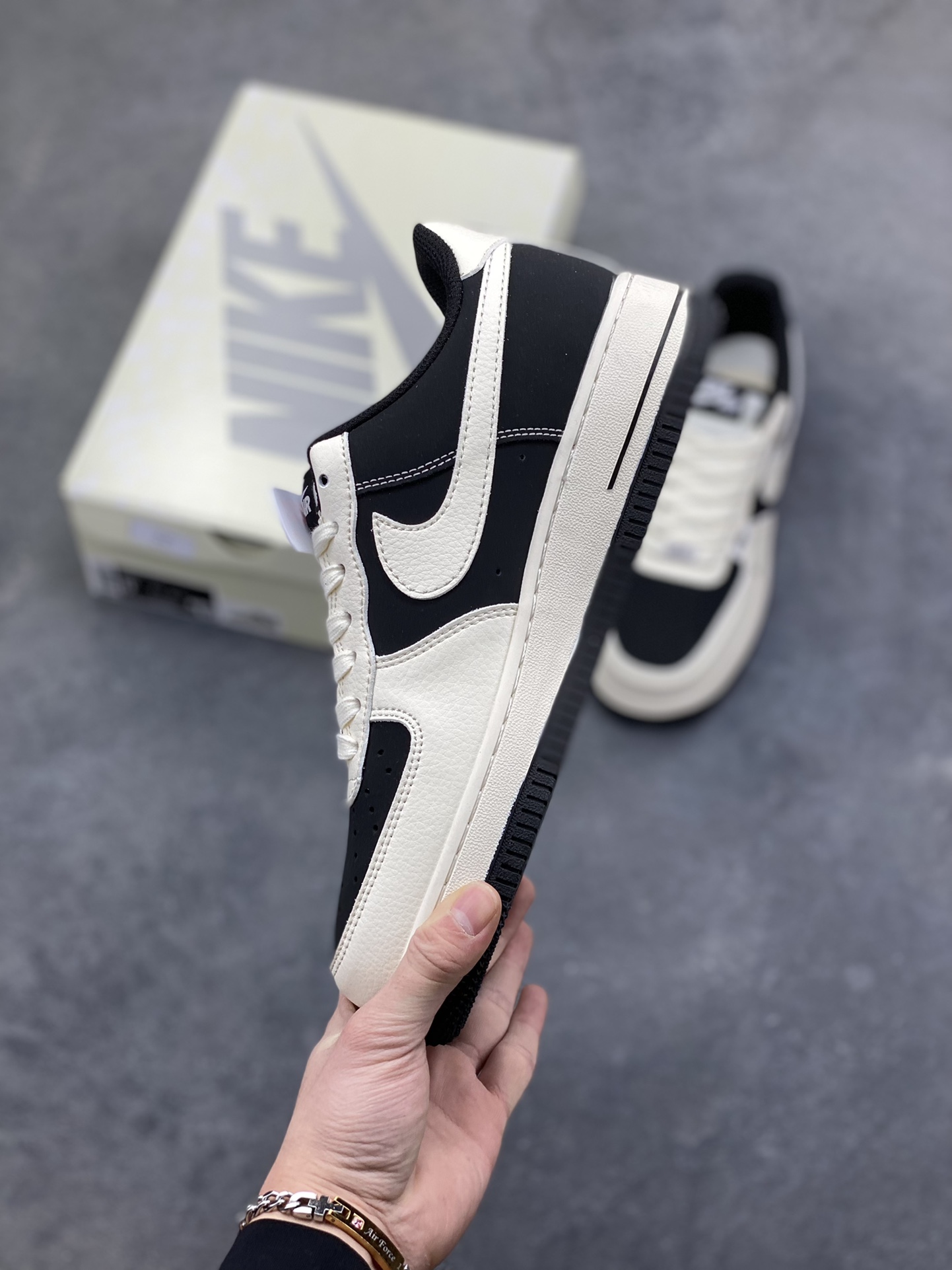 图片[3]-高端定制Nike Air Force 1 ‘07 Low “Nike联名—— 白黑涂鸦” 高端定制 低帮休闲板鞋 定制鞋盒 大厂纯原品质出货 超高清洁度 皮料切割干净无任何毛边 细节完美 货号：XD9314-613 尺码：36 36.5 37.5 38 38.5 39 40 40.5 41 42 42.5 43 44 44.5 45-选品中心