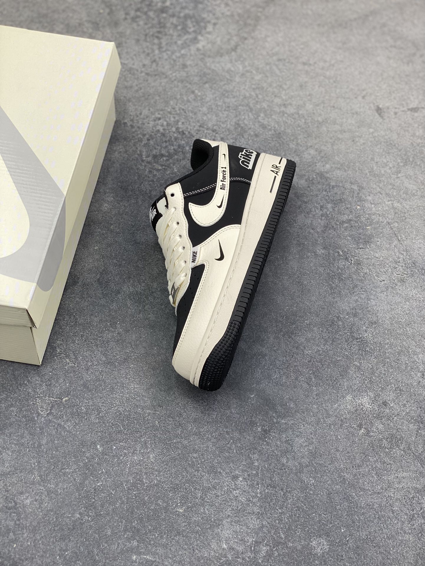 图片[7]-高端定制Nike Air Force 1 ‘07 Low “Nike联名—— 白黑涂鸦” 高端定制 低帮休闲板鞋 定制鞋盒 大厂纯原品质出货 超高清洁度 皮料切割干净无任何毛边 细节完美 货号：XD9314-613 尺码：36 36.5 37.5 38 38.5 39 40 40.5 41 42 42.5 43 44 44.5 45-选品中心