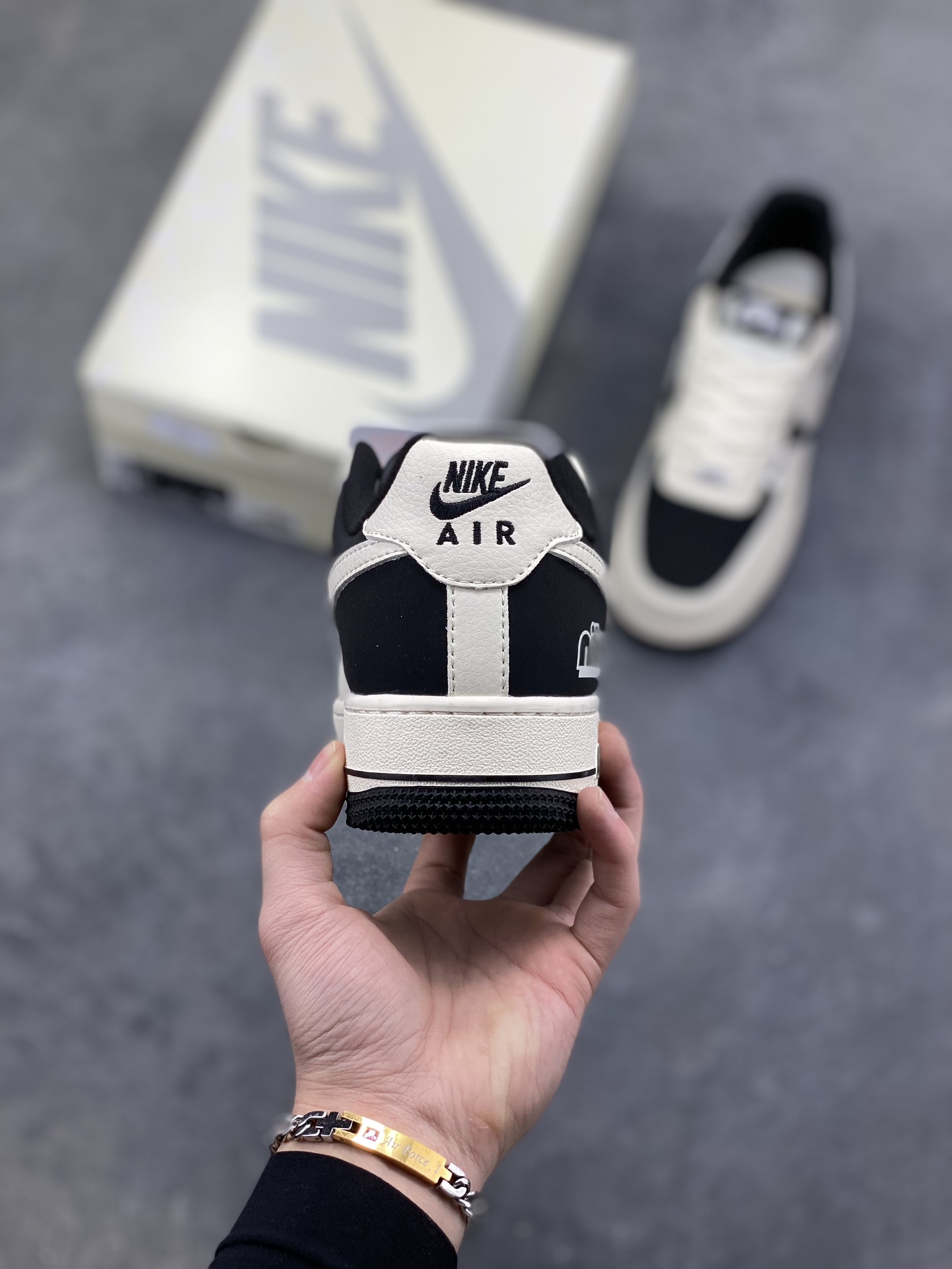 图片[4]-高端定制Nike Air Force 1 ‘07 Low “Nike联名—— 白黑涂鸦” 高端定制 低帮休闲板鞋 定制鞋盒 大厂纯原品质出货 超高清洁度 皮料切割干净无任何毛边 细节完美 货号：XD9314-613 尺码：36 36.5 37.5 38 38.5 39 40 40.5 41 42 42.5 43 44 44.5 45-选品中心