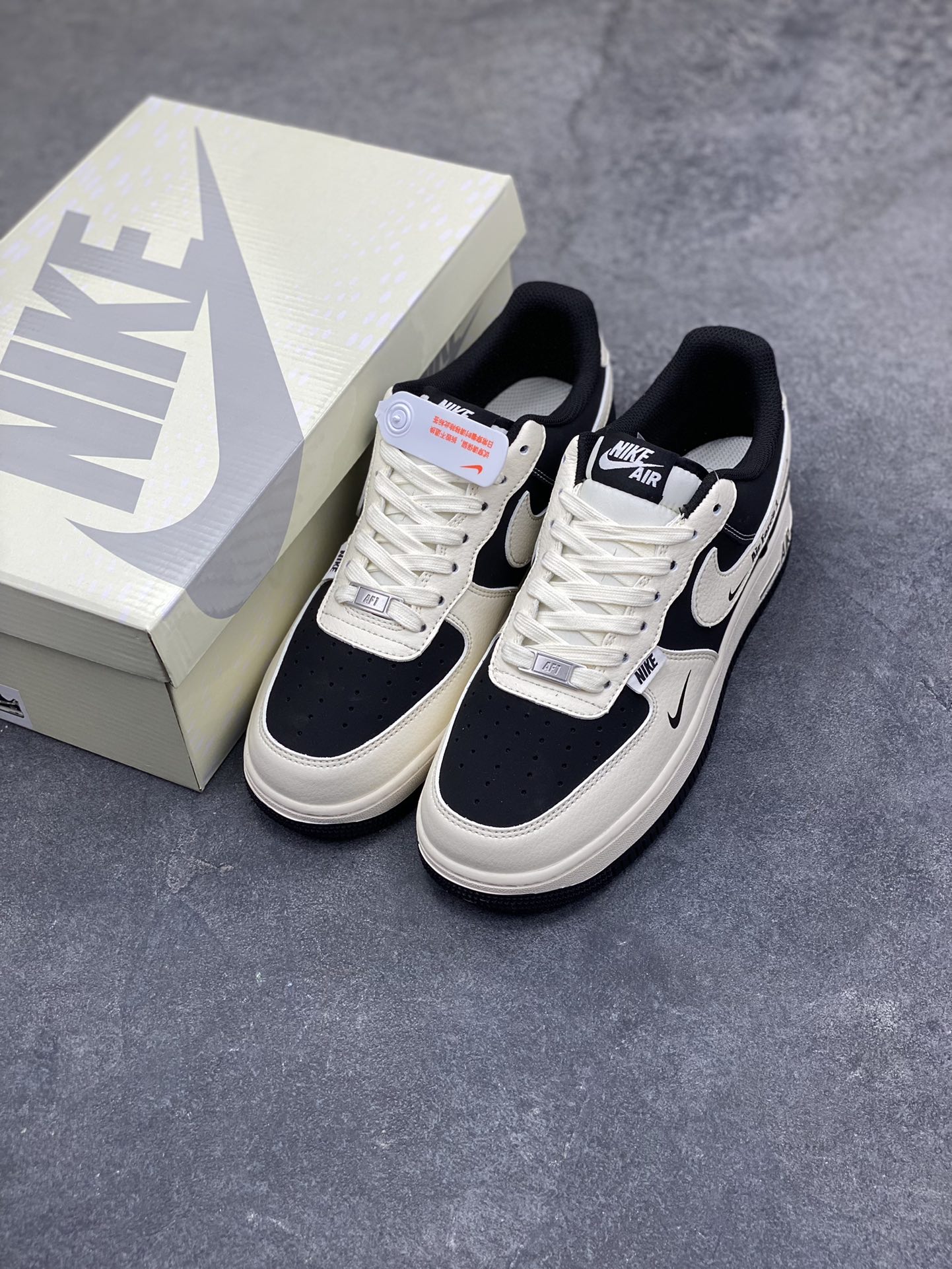 图片[8]-高端定制Nike Air Force 1 ‘07 Low “Nike联名—— 白黑涂鸦” 高端定制 低帮休闲板鞋 定制鞋盒 大厂纯原品质出货 超高清洁度 皮料切割干净无任何毛边 细节完美 货号：XD9314-613 尺码：36 36.5 37.5 38 38.5 39 40 40.5 41 42 42.5 43 44 44.5 45-选品中心