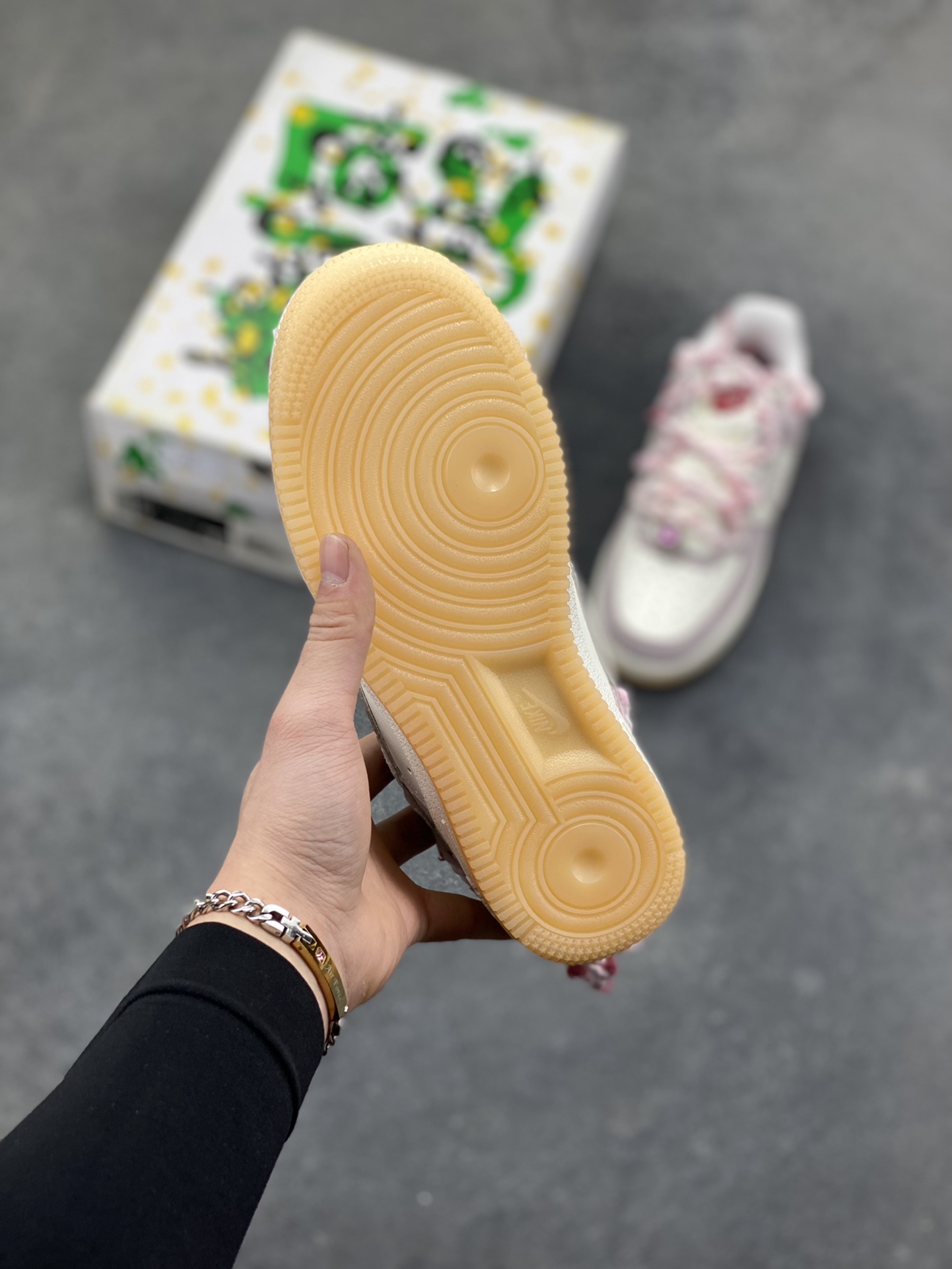 图片[5]-“芋泥告白”订制空军一号板鞋 该定制版球鞋选用原鞋款为Nike Air Force 1‘07空军一号，鞋面选用芋泥粉麂皮与米白皮革拼接，材质对比营造出细腻的质感，芋泥粉＋米白的低饱和配色搭配生胶底，复古感拉满。鞋侧后跟有镂空爱心刺绣，鞋带换成粉灰混色粗织绳带并搭配金属扣，鞋头还点缀了迷你Swoosh，爱心元素的融入让整体设计更具少女感与独特性。 货号：FA5066-111-选品中心