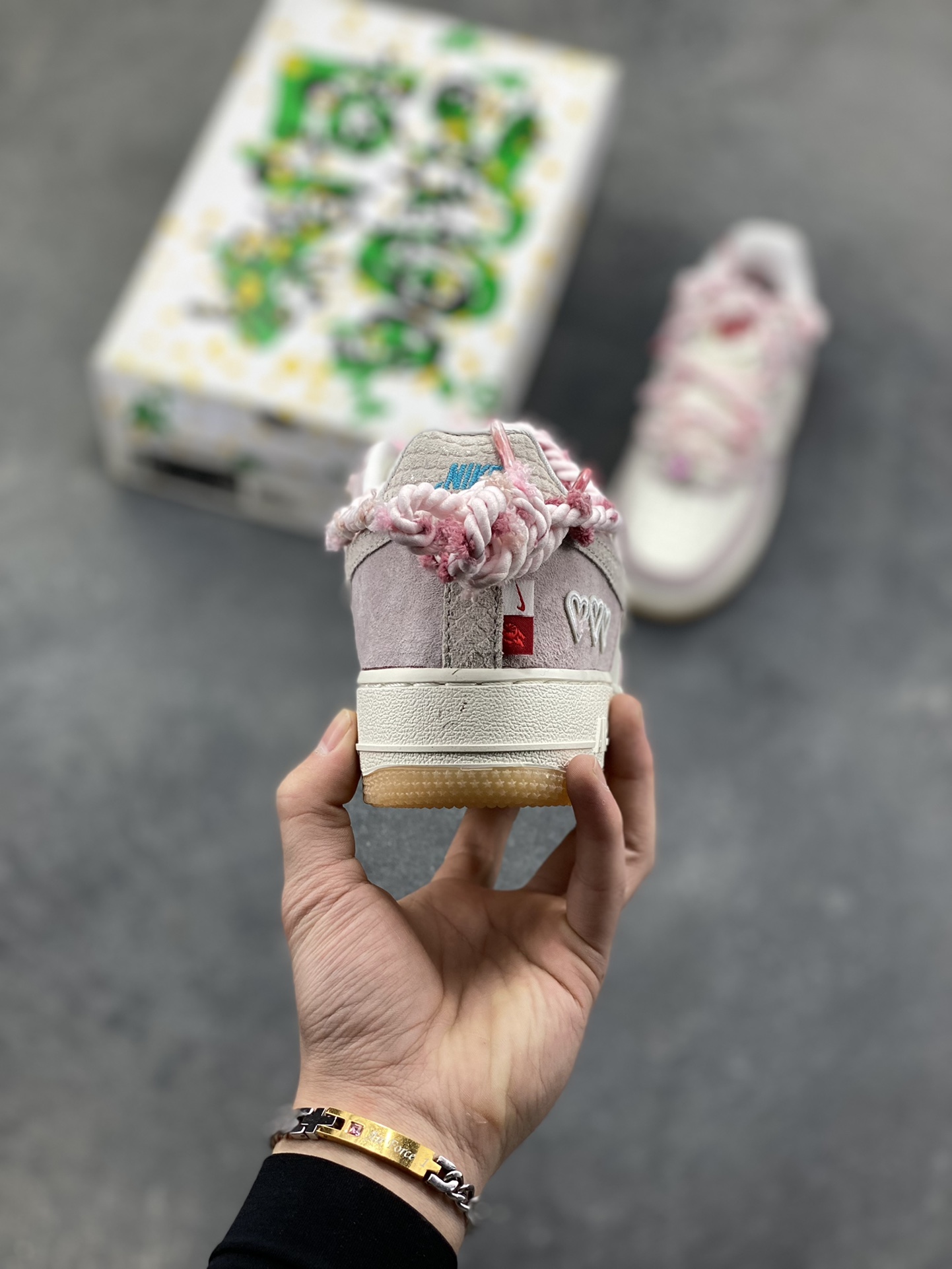 图片[4]-“芋泥告白”订制空军一号板鞋 该定制版球鞋选用原鞋款为Nike Air Force 1‘07空军一号，鞋面选用芋泥粉麂皮与米白皮革拼接，材质对比营造出细腻的质感，芋泥粉＋米白的低饱和配色搭配生胶底，复古感拉满。鞋侧后跟有镂空爱心刺绣，鞋带换成粉灰混色粗织绳带并搭配金属扣，鞋头还点缀了迷你Swoosh，爱心元素的融入让整体设计更具少女感与独特性。 货号：FA5066-111-选品中心