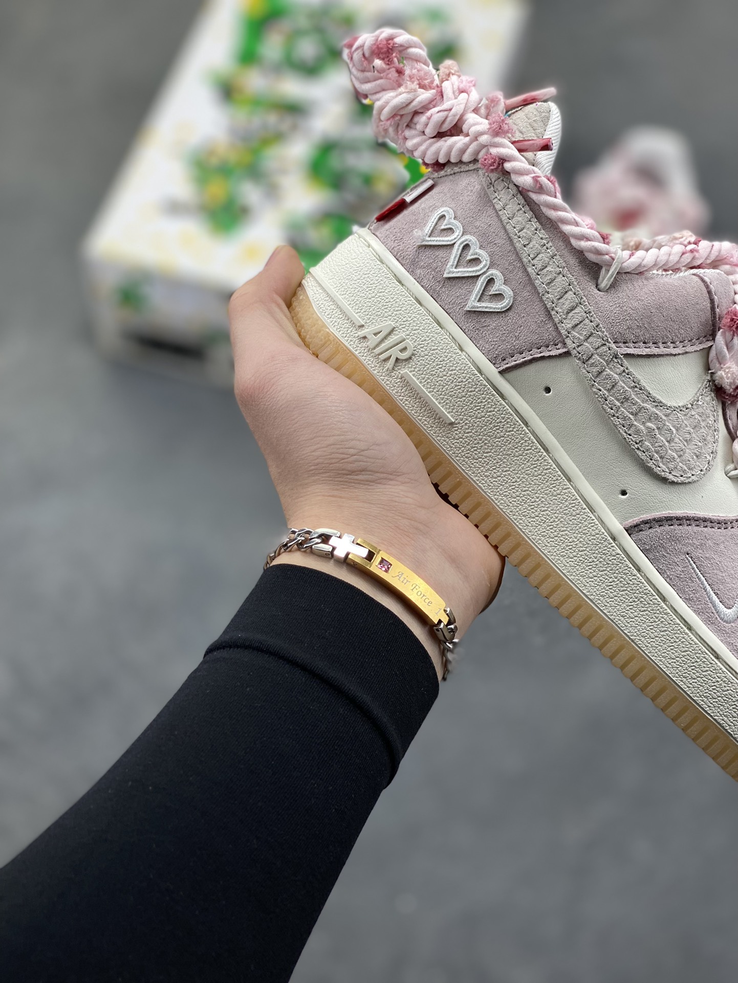 图片[6]-“芋泥告白”订制空军一号板鞋 该定制版球鞋选用原鞋款为Nike Air Force 1‘07空军一号，鞋面选用芋泥粉麂皮与米白皮革拼接，材质对比营造出细腻的质感，芋泥粉＋米白的低饱和配色搭配生胶底，复古感拉满。鞋侧后跟有镂空爱心刺绣，鞋带换成粉灰混色粗织绳带并搭配金属扣，鞋头还点缀了迷你Swoosh，爱心元素的融入让整体设计更具少女感与独特性。 货号：FA5066-111-选品中心